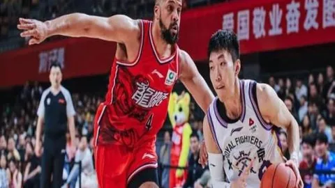 德约与梅西巅峰对决，荣耀瞬间亲密定格：网球天王与足球巨星同框，既敬畏又紧张